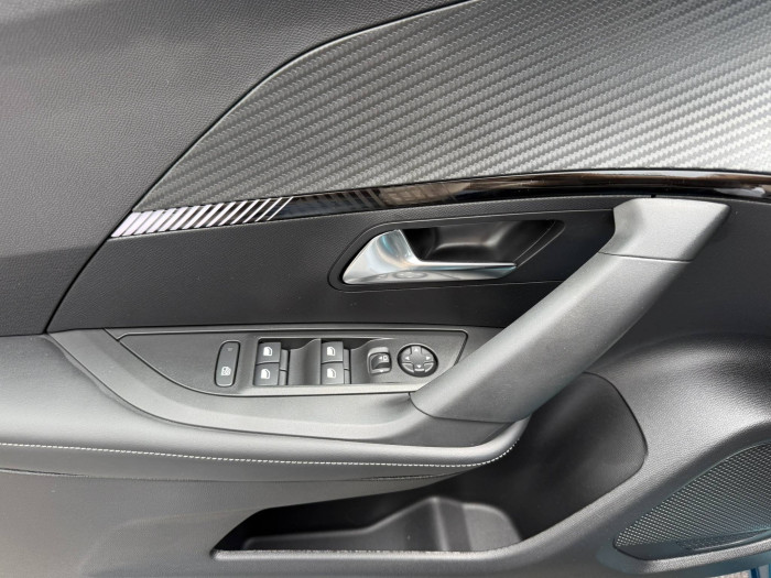 Peugeot 2008 ALLURE Hybrid  1,2 145 e-DCS6 / 107kW na operativní leasing