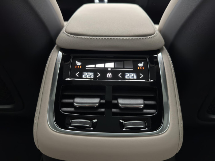 Volvo XC90 T8 AWD Plug-in ULTRA DARK 7m na operativní leasing