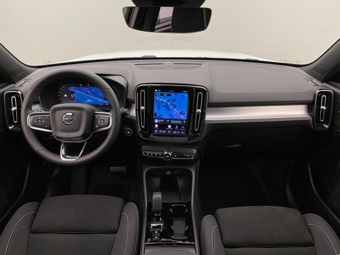 Volvo XC40 B3 AUT DARK PLUS na operativní leasing