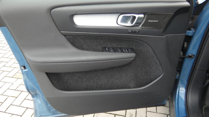 Volvo XC40 B4 AWD mHEV Plus Dark aut. na operativní leasing