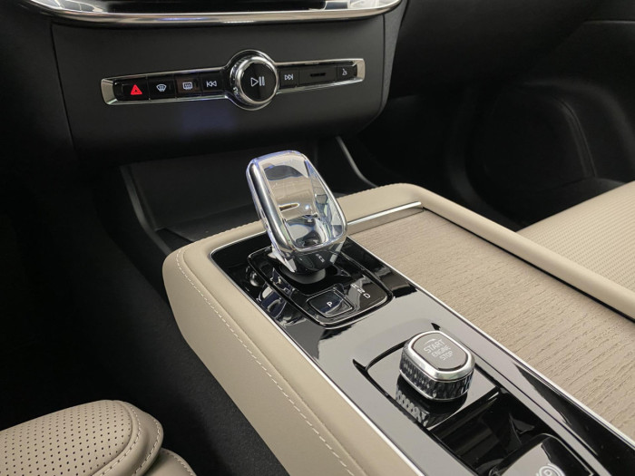 Volvo XC90 T8 AWD Plug-in BRIGHT PLUS 7m na operativní leasing