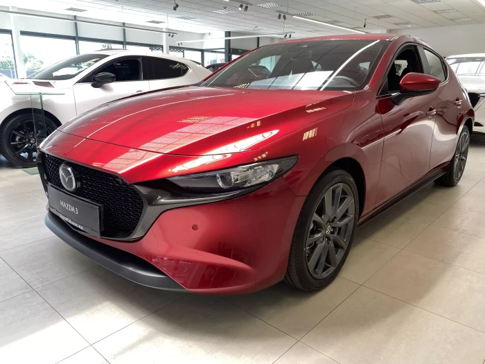 Mazda 3 Center-Line 2,5i MT FWD 103 kW Červená metalíza Soul Red Crystal 2,5i MT FWD na operativní leasing
