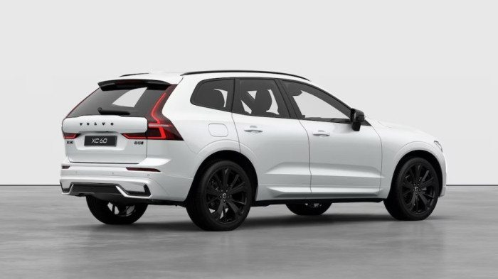 Volvo XC60 PLUS BLACK EDITION, B5 AWD, 184+10 kW / 250+14 HP na operativní leasing