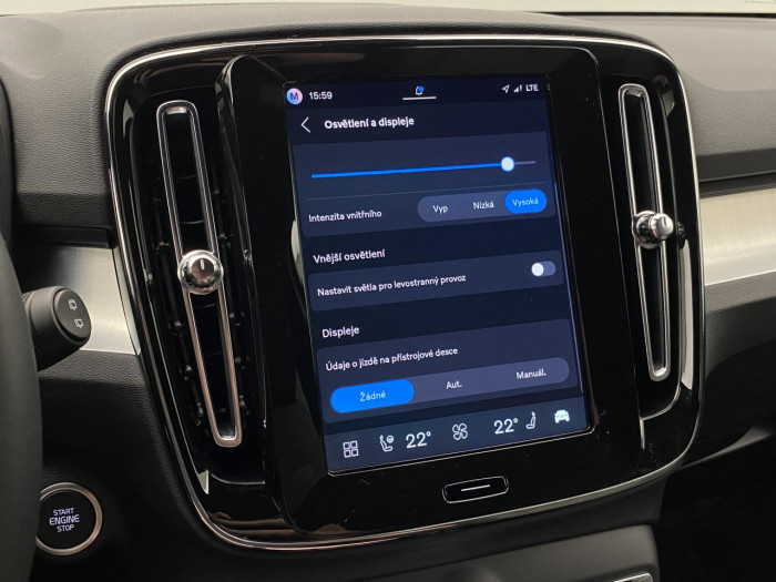 Volvo XC40 B4 AUT DARK PLUS na operativní leasing