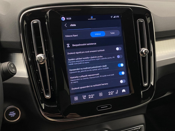 Volvo XC40 B3 AUT DARK PLUS na operativní leasing
