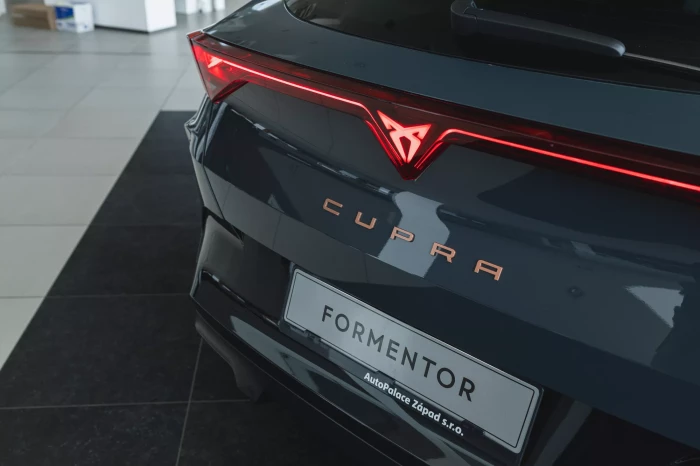CUPRA Nový CUPRA Formentor VZ e-HYBRID e-HYBRID 130 kW automat Fiord modrá e-HYBRID na operativní leasing