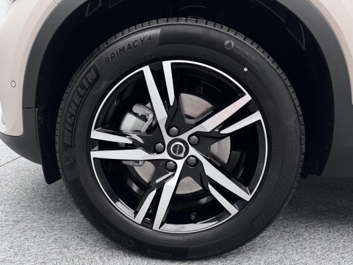 Volvo XC40 B3 AUT DARK PLUS na operativní leasing