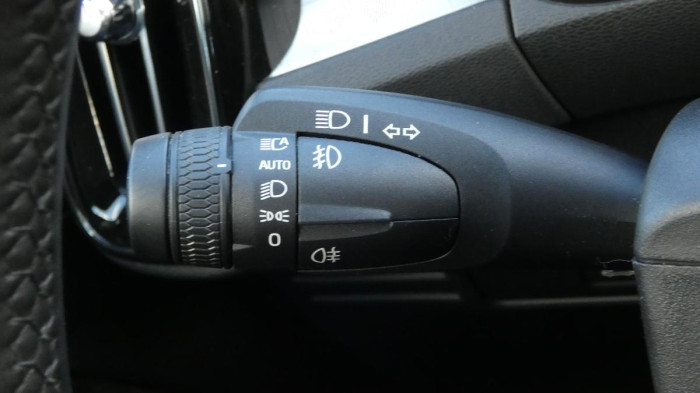 Volvo XC40 B3 PLUS DARK DCT na operativní leasing
