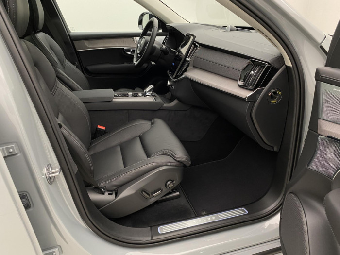 Volvo XC90 T8 AWD Plug-in DARK PLUS 7m na operativní leasing