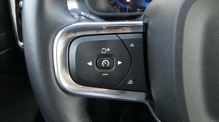 Volvo XC40 B3 Plus Dark DCT na operativní leasing