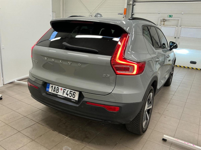 Volvo XC40 B3 PLUS DARK DCT na operativní leasing