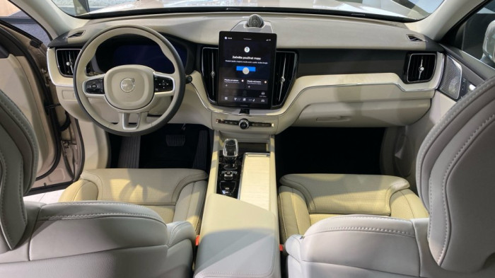 Volvo XC60 PLUS BRIGHT, B5 AWD, 184+10 kW / 250+14 HP na operativní leasing