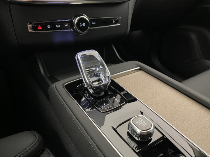 Volvo XC90 T8 AWD RECHARGE DARK PLUS 7m na operativní leasing