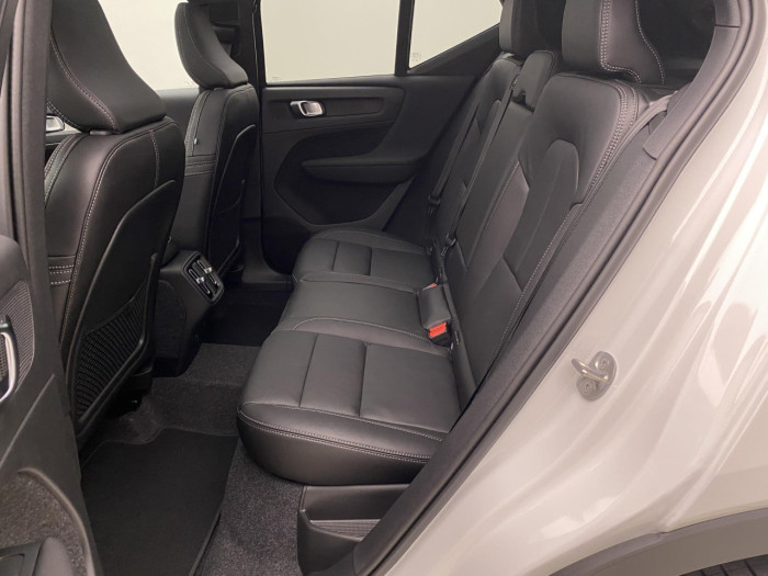 Volvo XC40 B4 AUT DARK PLUS na operativní leasing