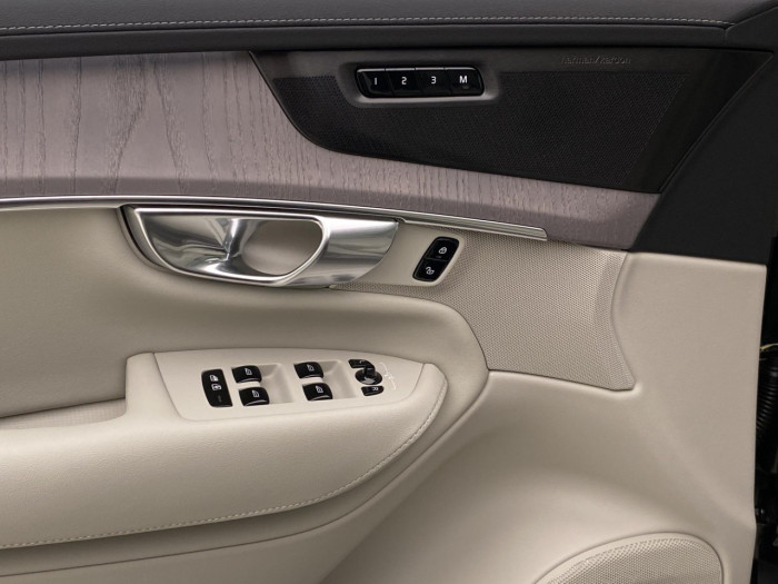 Volvo XC90 T8 AWD Plug-in DARK ULTRA na operativní leasing
