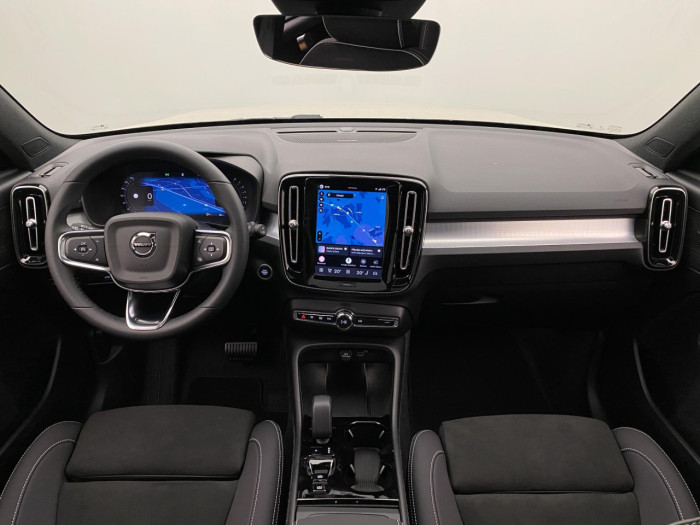 Volvo XC40 B3 AUT DARK PLUS na operativní leasing