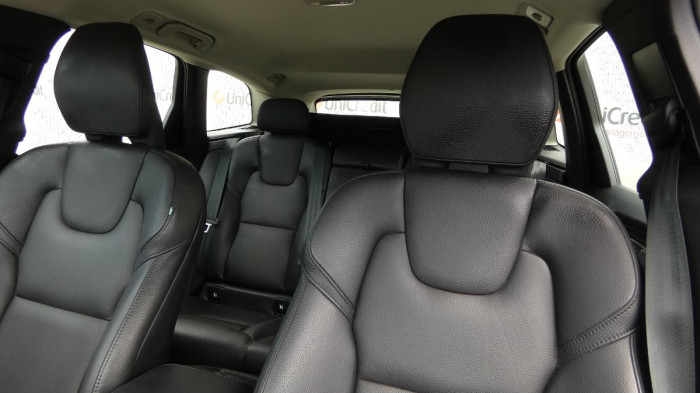 Volvo XC60 B4 mHEV AWD Plus Dark na operativní leasing