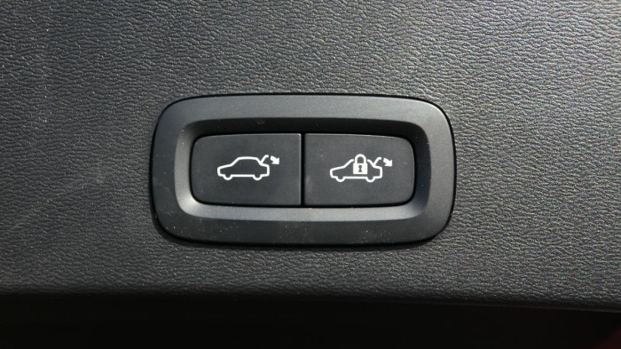 Volvo XC40 T2 FWD Momentum Core na operativní leasing