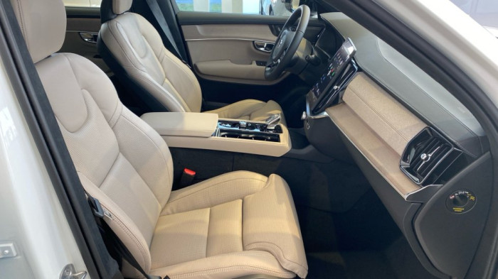 Volvo XC90 ULTRA DARK, T8 AWD, 228+107 kW / 310+145 HP na operativní leasing