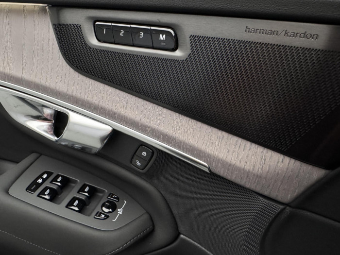 Volvo XC90 T8 AWD Plug-in BRIGHT PLUS 7m na operativní leasing