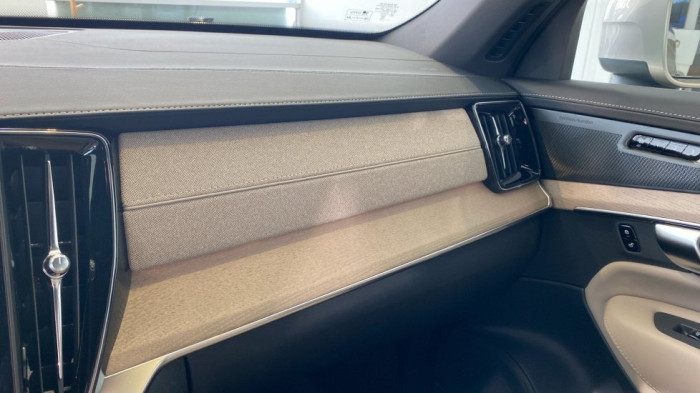 Volvo XC90 PLUS BRIGHT, B5 AWD, 184+10 kW / 250+14 HP na operativní leasing