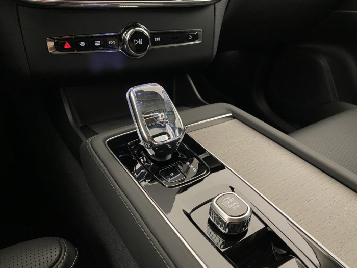 Volvo XC90 T8 AWD RECHARGE DARK PLUS 7m na operativní leasing