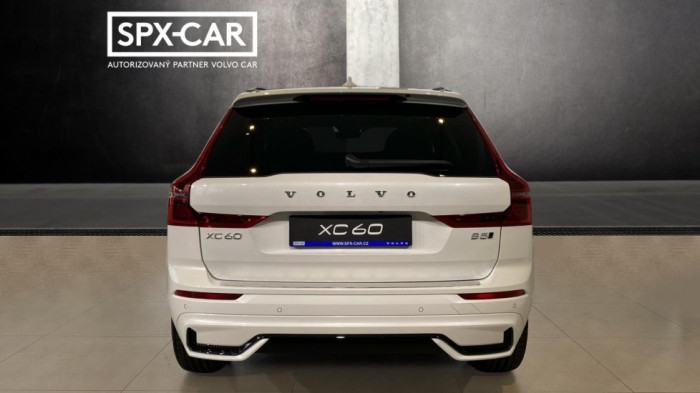 Volvo XC60 PLUS DARK, B5 AWD, 184+10 kW / 250+14 HP na operativní leasing