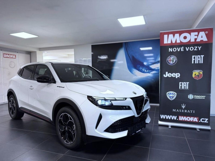 Alfa Romeo Junior Speciale 156k Elettrica 54 kWh *213* na operativní leasing