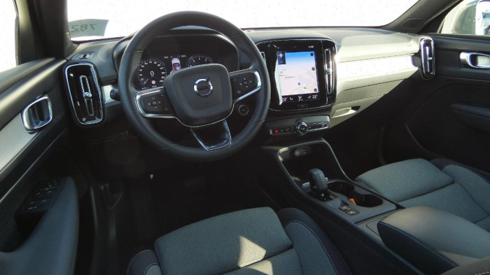 Volvo XC40 T2 FWD Momentum Core na operativní leasing