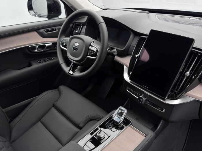 Volvo XC90 T8 AWD Plug-in ULTRA DARK 7m na operativní leasing
