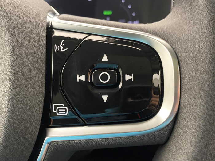 Volvo XC90 T8 AWD Plug-in DARK PLUS 7m na operativní leasing