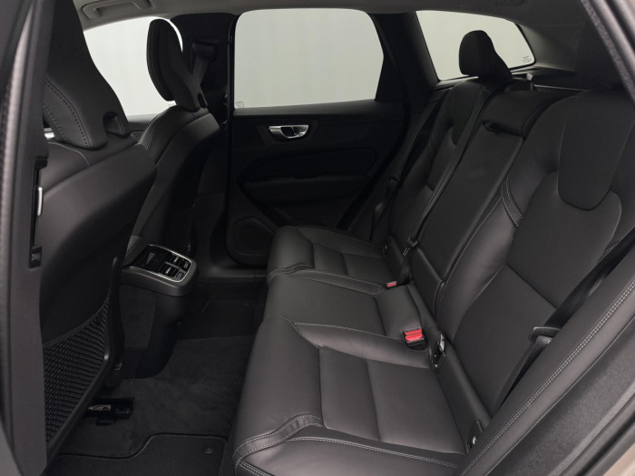 Volvo XC60 B5 AWD AUT DARK ULTRA na operativní leasing