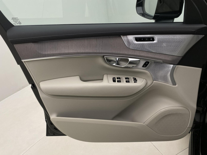 Volvo XC90 T8 AWD Plug-in BRIGHT PLUS 7m na operativní leasing
