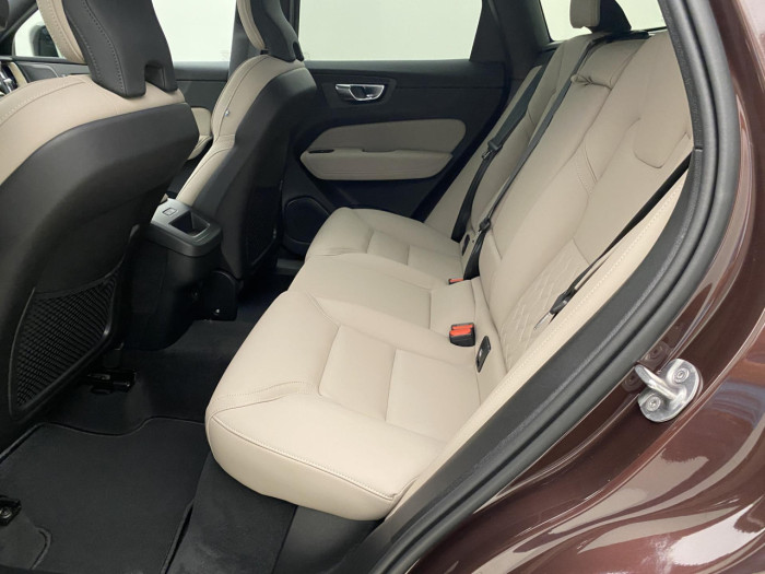 Volvo XC60 B5 AWD AUT DARK PLUS na operativní leasing