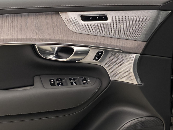 Volvo XC90 T8 AWD Plug-in DARK ULTRA na operativní leasing