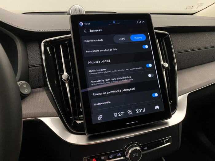 Volvo XC90 T8 AWD Plug-in DARK ULTRA na operativní leasing