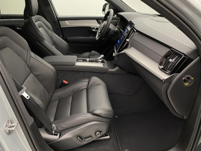 Volvo XC90 B5 AWD BLACK EDITION PLUS 7 na operativní leasing