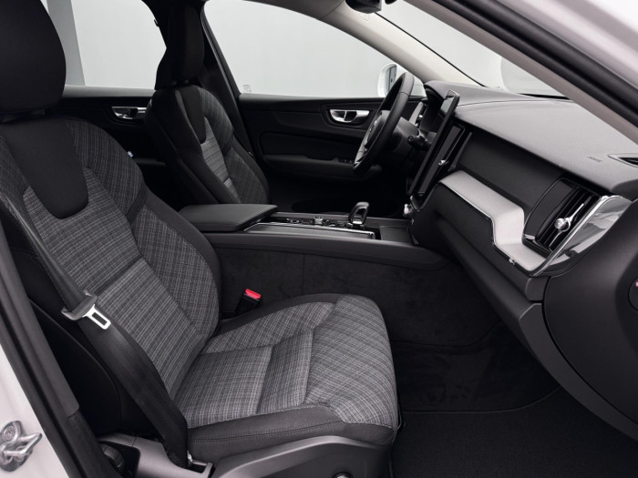 Volvo XC60 B5 AWD AUT CORE na operativní leasing