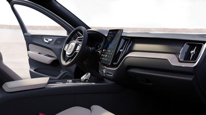 Volvo XC60 PLUS BRIGHT, B5 AWD, 184+10 kW / 250+14 HP na operativní leasing