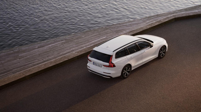 Volvo V60 B4 AUT DARK PLUS na operativní leasing