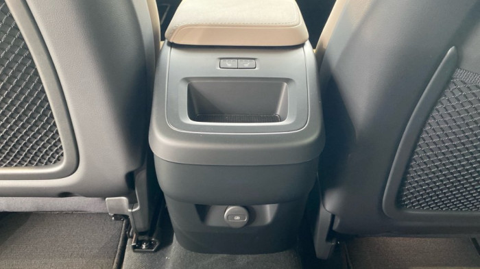 Volvo XC60 PLUS DARK, B5 AWD, 184+10 kW / 250+14 HP na operativní leasing