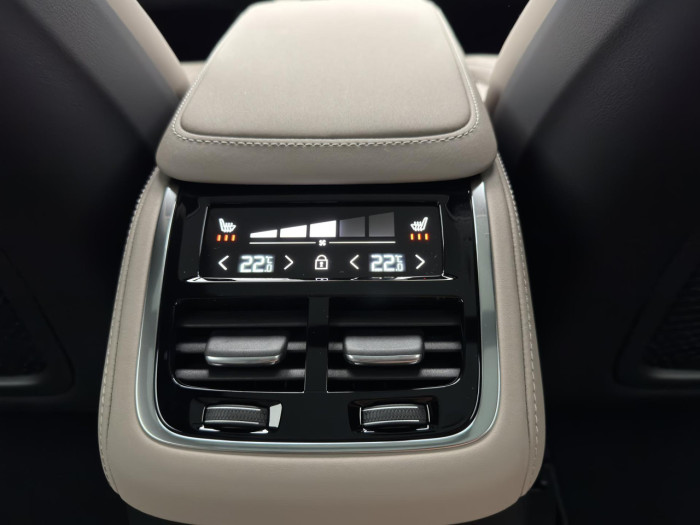 Volvo XC90 T8 AWD Plug-in DARK PLUS 7m na operativní leasing