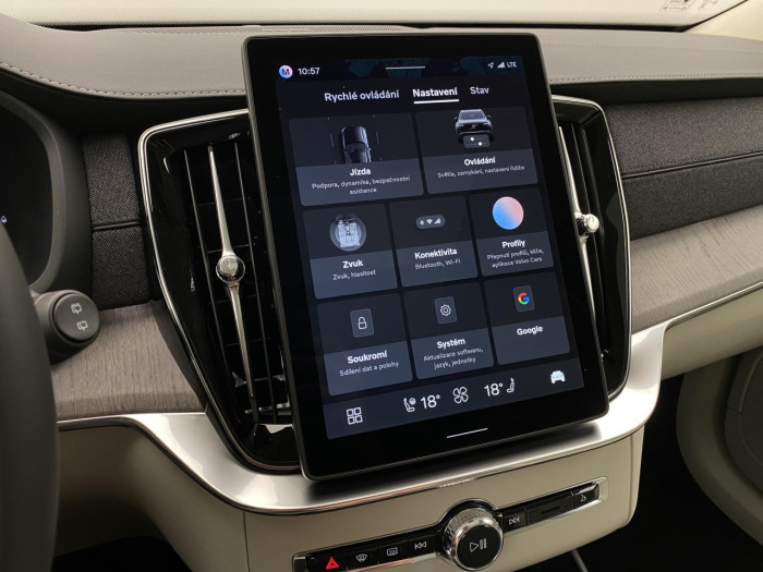 Volvo XC90 T8 AWD Plug-in DARK ULTRA na operativní leasing