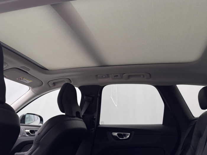 Volvo XC60 B5 AWD AUT DARK ULTRA na operativní leasing