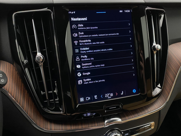 Volvo XC60 B5 AWD AUT DARK PLUS na operativní leasing