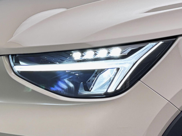 Volvo XC40 B3 AUT DARK PLUS na operativní leasing