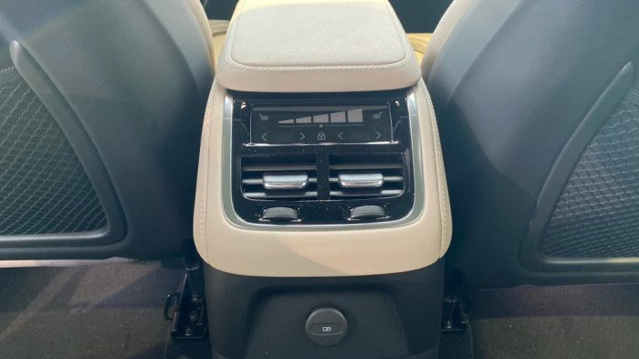 Volvo XC90 ULTRA DARK, T8 AWD, 228+107 kW / 310+145 HP na operativní leasing