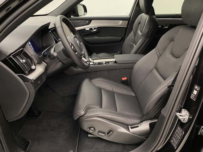 Volvo XC90 B5 AWD BLACK EDITION PLUS 7 na operativní leasing