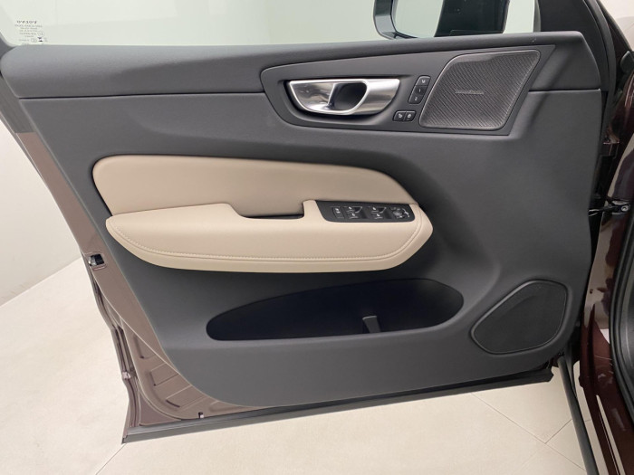 Volvo XC60 B5 AWD AUT DARK PLUS na operativní leasing