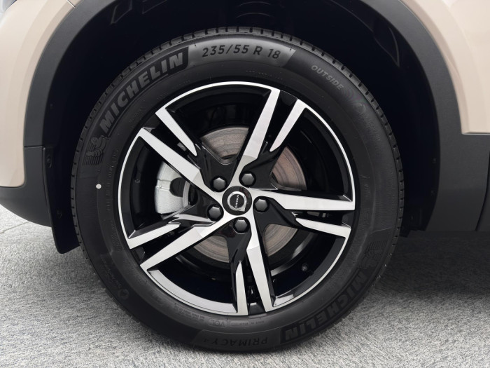 Volvo XC40 B3 AUT DARK PLUS na operativní leasing
